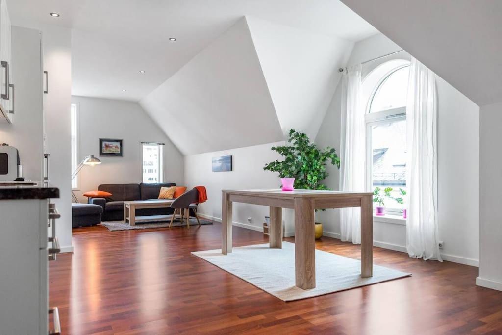 Penthouse By Brosundet, Free Parking Space *